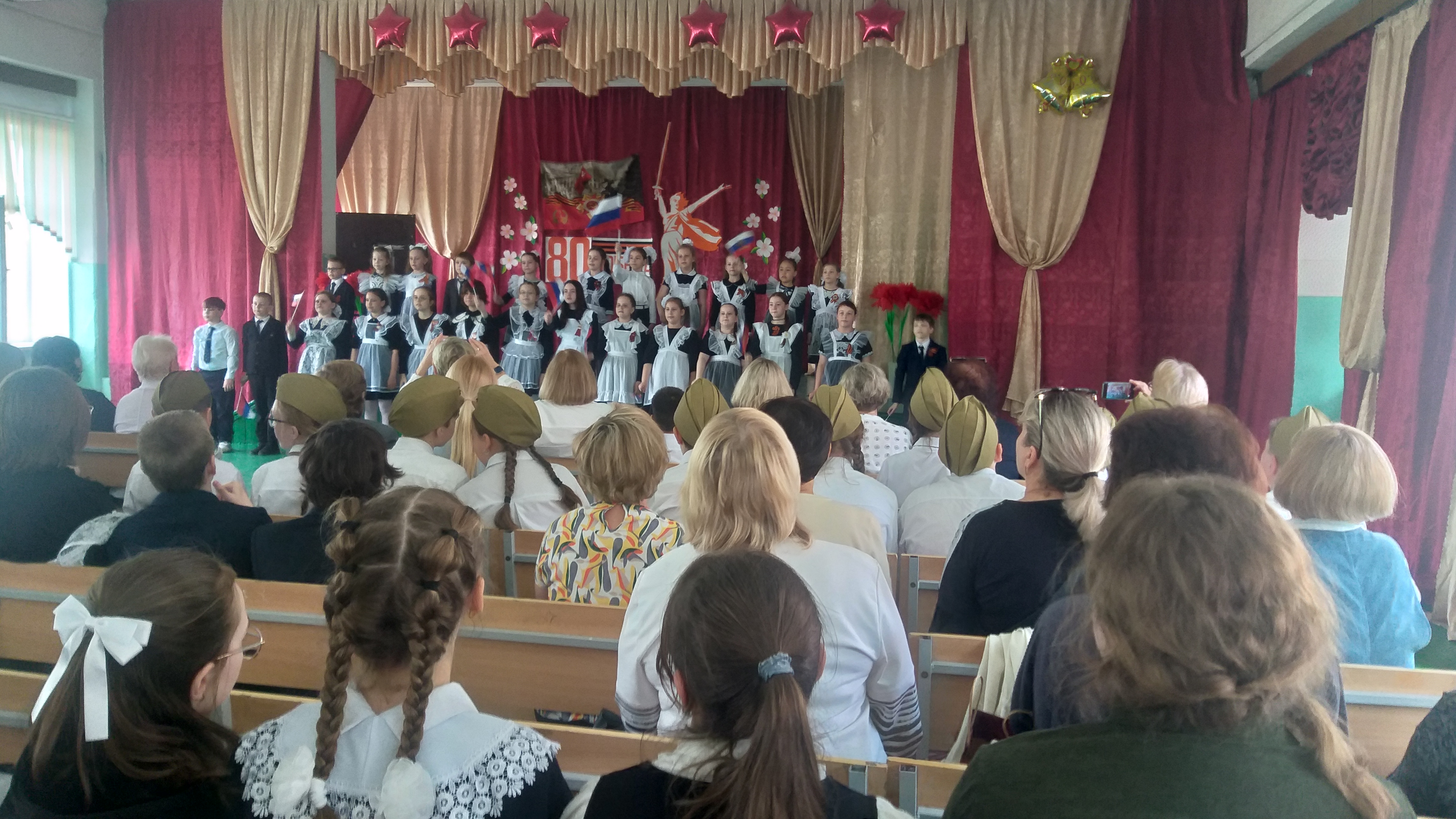 Концерт в школе, посвященный Дню Победы.